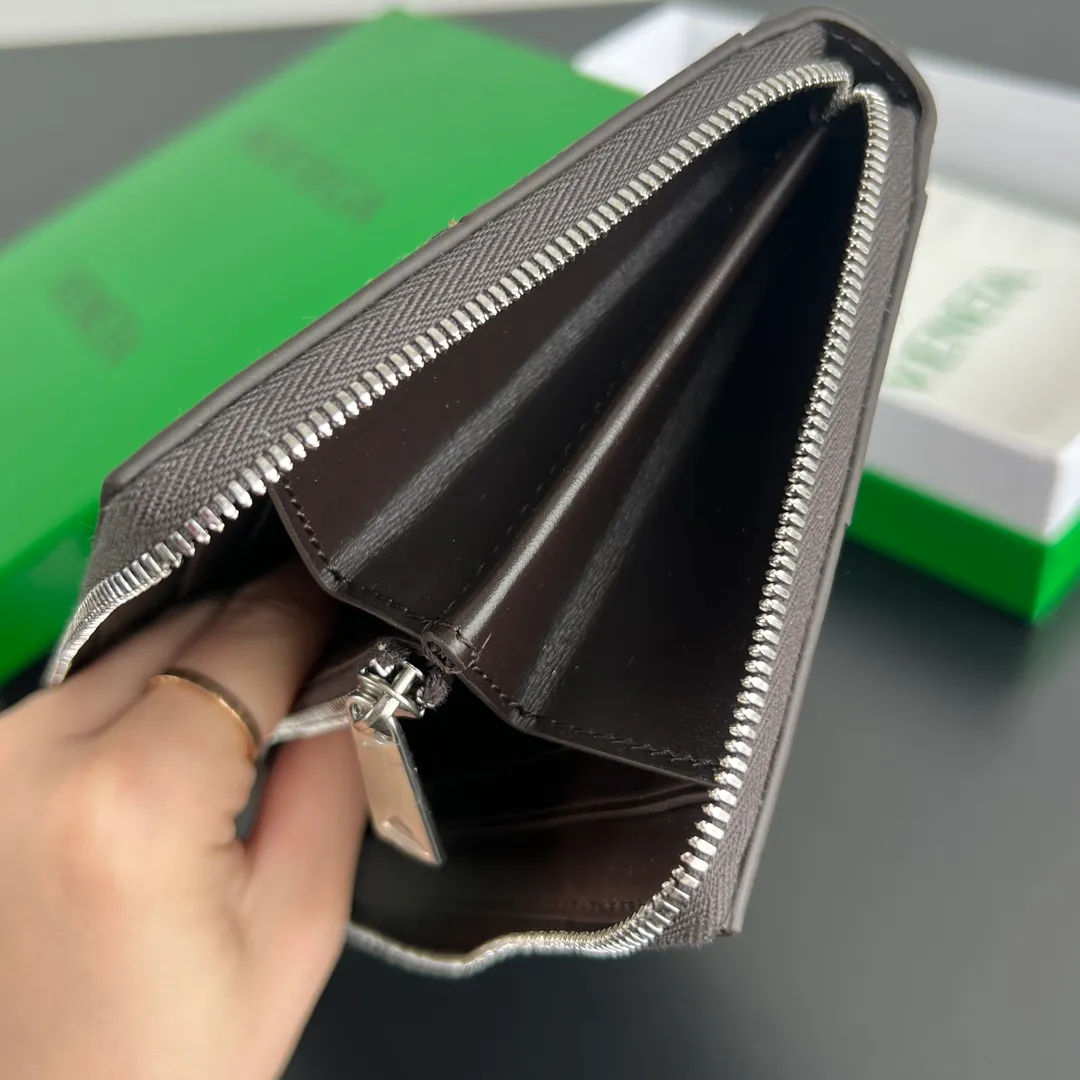 #Bv Men's Large Plaid Wallet 649607 Made of classic woven cowhide, soft, comfortable and textured. The detailed internal partition design and high-quality lining material ensure the durability and neatness of the wallet. It can store cash/cards and other small items. It is very practical. It is enough to take it with you when you go out. This wallet is definitely your best choice. Size: 19x11.4x2 P980